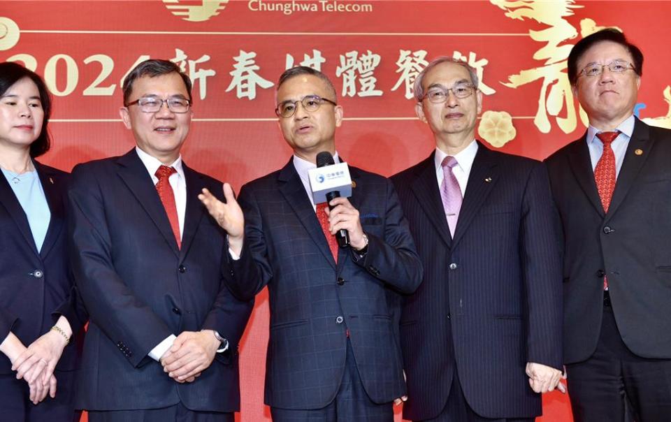 中華電信董事長郭水義（中）表示，中華電2024營收獲利將創七年新高，力拼市值上兆元，左二為總經理林昭陽。圖／王德為