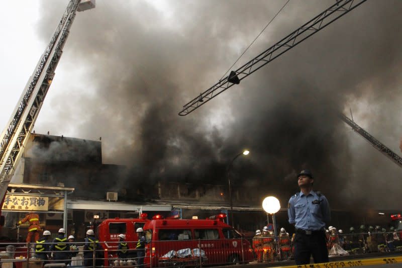 東京築地市場外場3日發生火災。（美聯社）