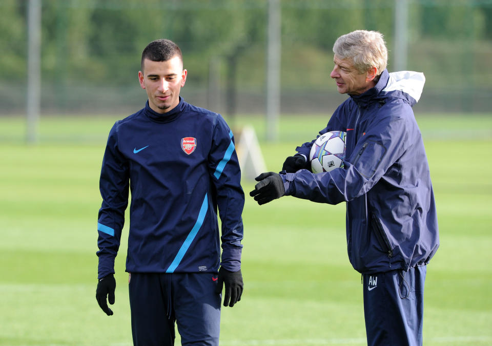 Ozyakup alongside Arsene Wenger in an Arsenal training session