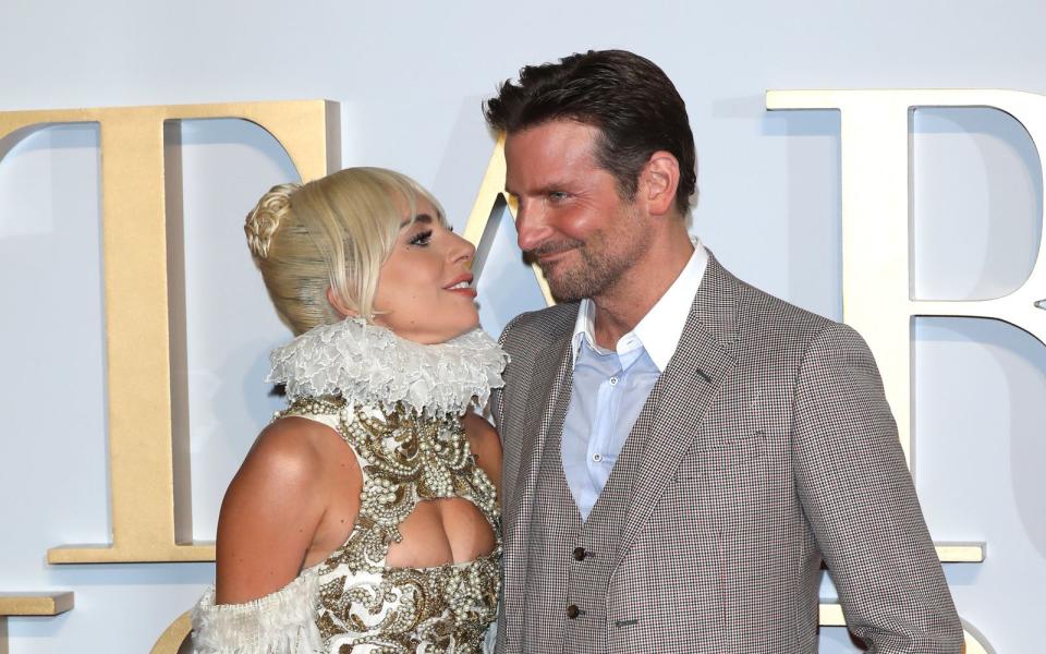 Wieder Lady Gaga, diesmal aber mit einem anderen Frauenschwarm: Bradley Cooper. Der ist eigentlich kein Sänger, klar, sondern Hollywood-Star, aber musikalisches Talent ist durchaus vorhanden. Das Duett "Shallow" aus dem Film "A Star Is Born" (2018) wurde mit einem Golden Globe und einem Oscar als bester Song ausgezeichnet. (Bild: Getty Images/Tim P. Whitby)