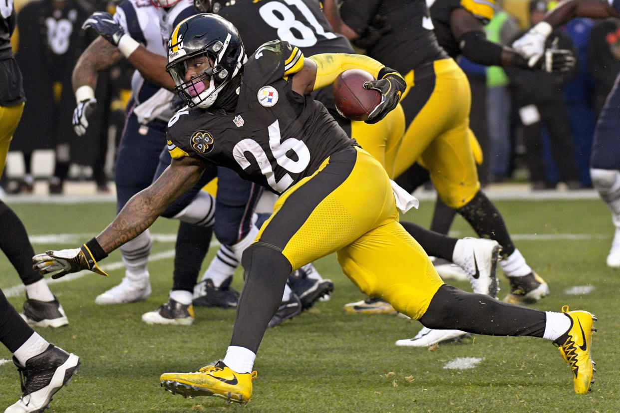 Le'Veon Bell (26) didn't play last season, and that adds to his intrigue as a free agent. (AP)