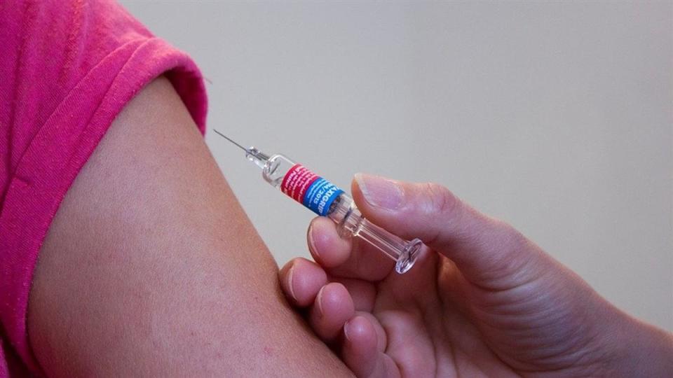 確診的護理師昨（11）晚上開始發燒，原以為是疫苗副作用。（示意圖／pixabay）
