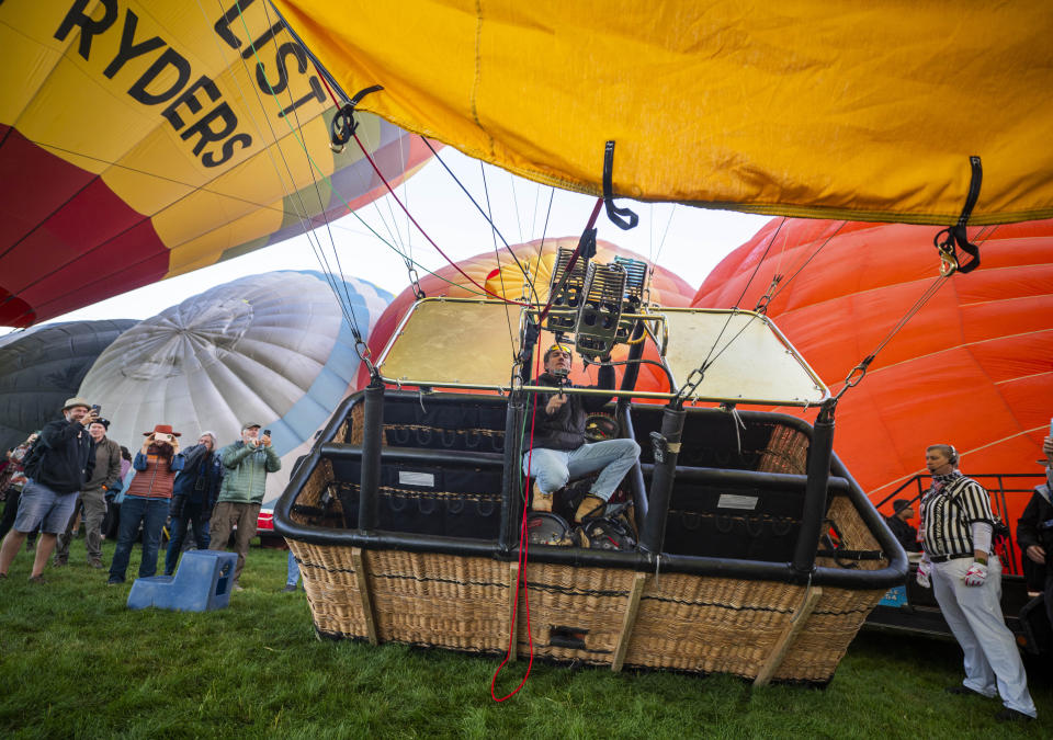 El globo del piloto Kyle Laxton comienza a elevarse tras encender los quemadores de su globo con capacidad para unos 13 pasajeros durante el Festival Internacional de Globos de Albuquerque, el sábado 7 de octubre de 2023 en Albuquerque, Nuevo México. (AP Foto/Roberto E. Rosales)