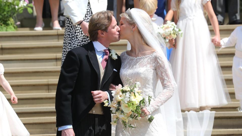 Der traditionelle Hochzeitskuss: Thomas Kingston und Lady Gabriella Windsor auf den Stufen der Windsor Chapel. Foto: Chris Jackson/PA Wire