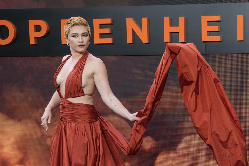 Florence Pugh posa a su llegada al estreno de la película 'Oppenheimer' el jueves 13 de julio de 2023 en Londres. (Scott Garfitt/Invision/AP)