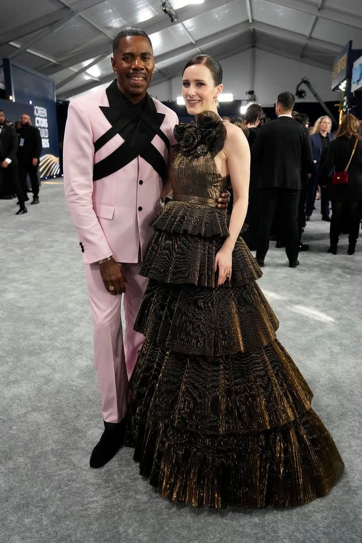 Colman Domingo dejó su impronta, otra vez, con un traje color rosa con un diseño muy particular. Junto a él, la siempre impecable Rachel Brosnahan. La actriz de La maravillosa Sra. Maisel lució un voluminoso y brillante diseño de Tamara Ralph