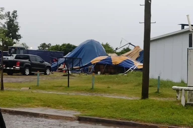 La carpa de un circo fue destruida durante un temporal en Entre Ríos.