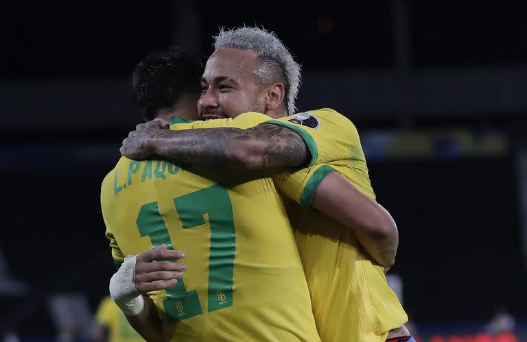 Neymar abraza a Lucas Paquetá, autor del gol a Perú en las semifinales de la Copa América; el 10 quiere una final con la Argentina