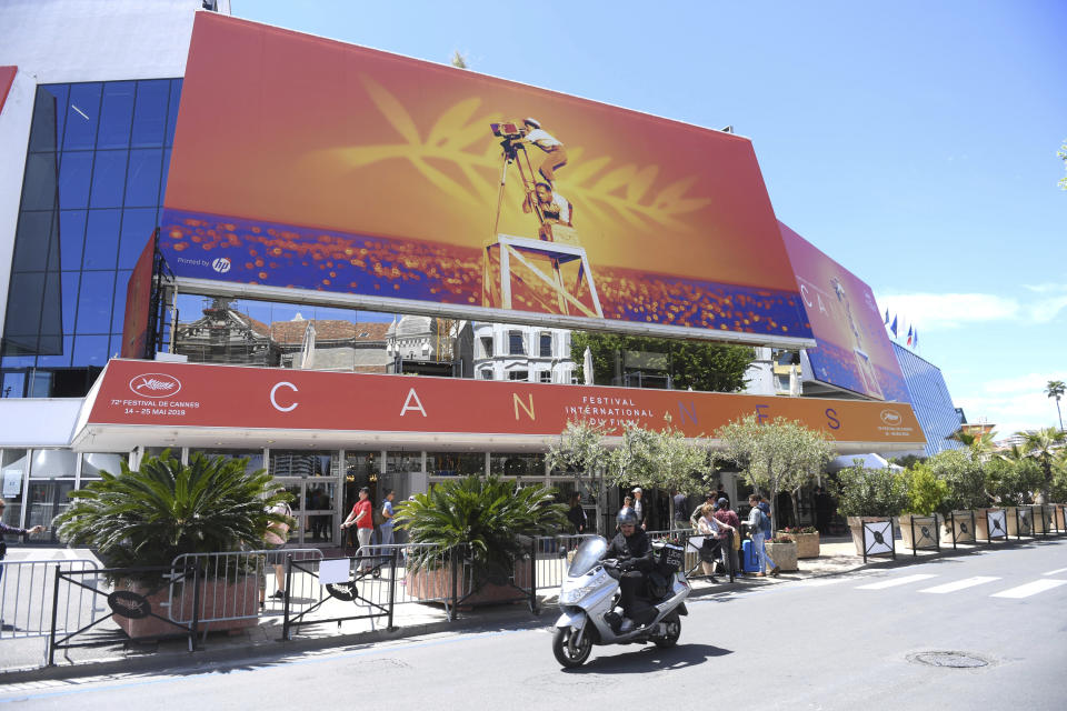 ARCHIVO - Un scooter pasa frente al Palais des festivals durante la 72da edición del Festival de Cine de Cannes, el 13 de mayo de 2019 en Cannes, Francia. Este año Cannes celebra su 75to aniversario. (Foto por Arthur Mola/Invision/AP, archivo)