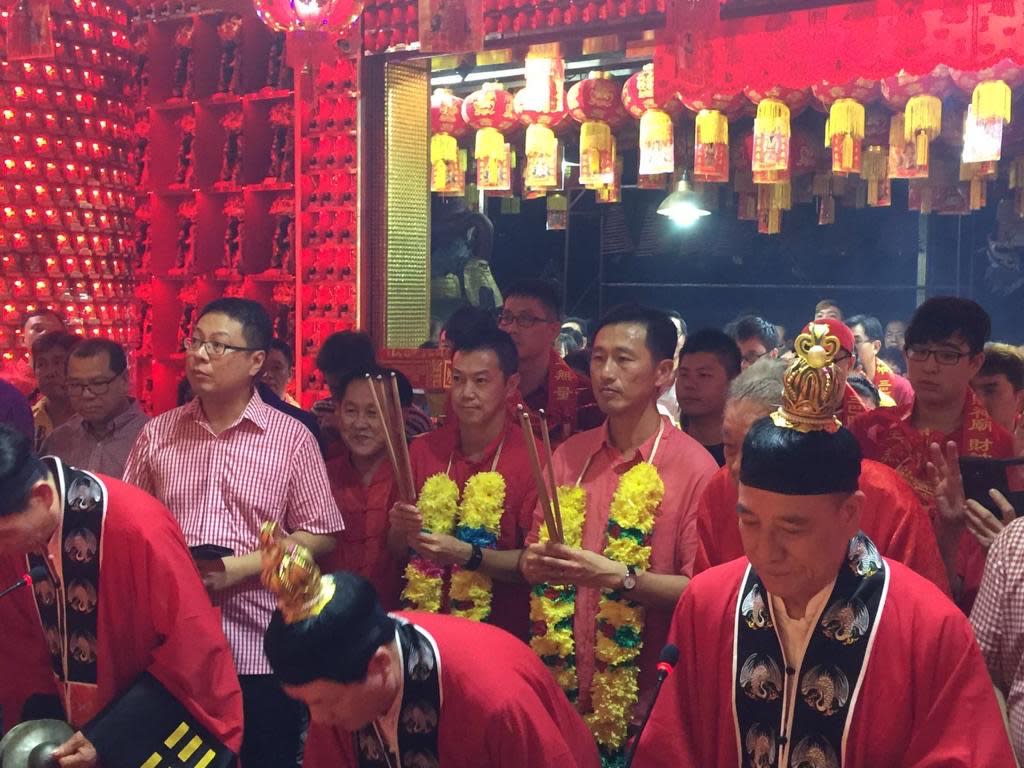 Sembawang GRC MPs (with garlands, from right) Ong Ye Kung and Lim Wee Kiak at the Sembawang God of Wealth Temple. (PHOTO: Ong Ye Kung/Facebook)