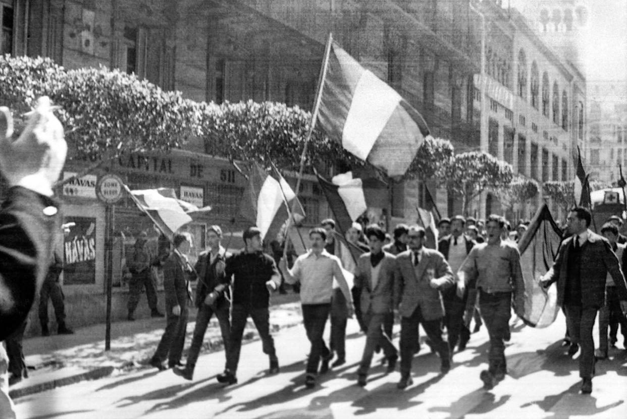 Des manifestants opposés à l'indépendance de l'Algérie, rue d'Isly à Alger, le 26 mars 1962 - AFP