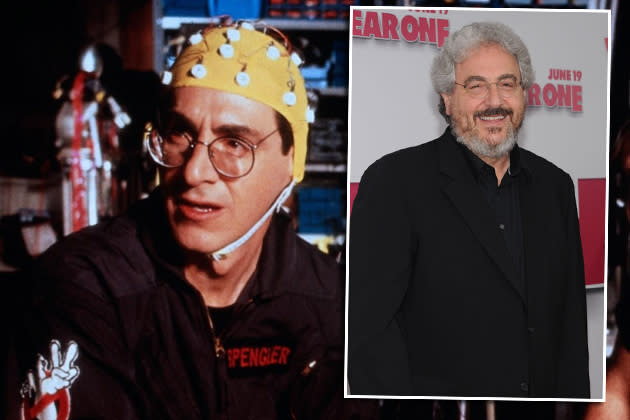 Er ging nicht nur als Dr. Egon Spengler auf Geisterjagd. Harold Ramis dachte sich den Kinospaß auch zusammen mit Dan Aykroyd aus. Ramis ist seit den Achtzigern als Drehbuchautor, Produzent und Regisseur tätig und arbeitete dabei häufig mit seinen „Ghostbusters“ Co-Stars zusammen. Von ihm stammt das Script zu „Und täglich grüßt das Murmeltier“ mit Bill Murray und er führte dabei auch Regie. Selbiges gilt für die Komödie „Reine Nervensache“. Der heute 68-Jährige lieh im Computerspiel „Ghostbusters: The Video Game“ Dr. Egon Spengler seine Stimme. (Bilder: ddp images/Getty Images)