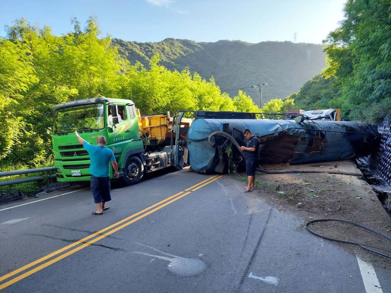 ▲一輛聯結槽車在南迴公路上自撞山壁，一度造成大型車輛無法通行。（圖／翻攝自記者爆料網）