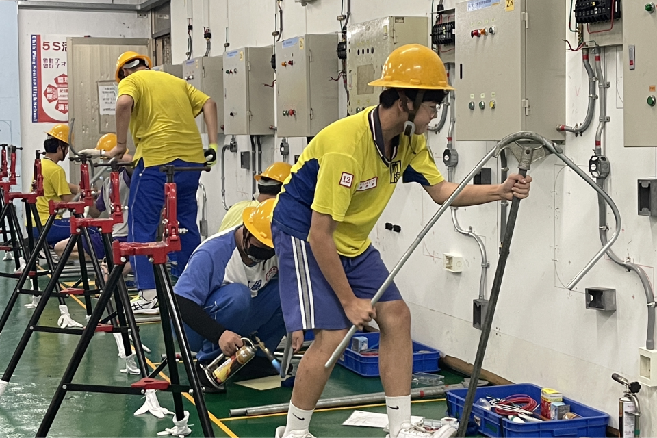 「室內配線」技藝競賽 選手爭取全國賽入場票(桃園市教育局提供)