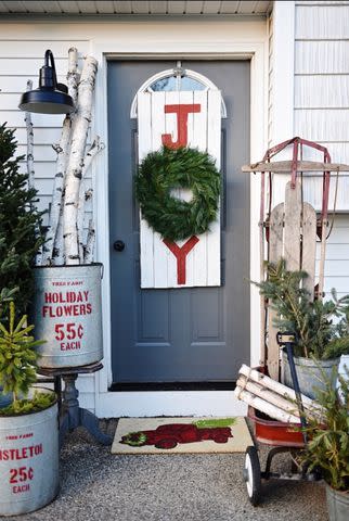 <p><a href="https://www.lizmarieblog.com/2016/12/rustic-christmas-porch-steps/" data-component="link" data-source="inlineLink" data-type="externalLink" data-ordinal="1">Liz Marie Blog</a></p>