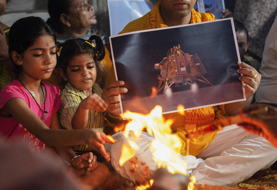 Prayer for the safe landing of Chandrayaan-3 spacecraft on the moon, in New Delhi (Adnan Abidi / Reuters)
