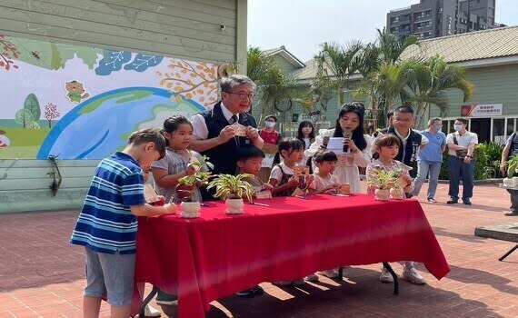 環保局長陳宏益表示，每年4月22日是世界地球日，世界各地透過不同方式倡議及宣導環境保護的重要性。今日活動有許多家長帶著小朋友熱情參與，就是最好的環境教育示範，讓環境保護意識從小扎根，未來的主人翁也為地球盡一份心力；透過親身體驗的環境教育課程，在享受DIY活動的同時，也能學到更多關於環境保護的知識，盼落實在每個家庭及日常生活中，讓環境保護的種子在心中萌芽茁壯，響應環境保護不是口號，身體力行做就對了。