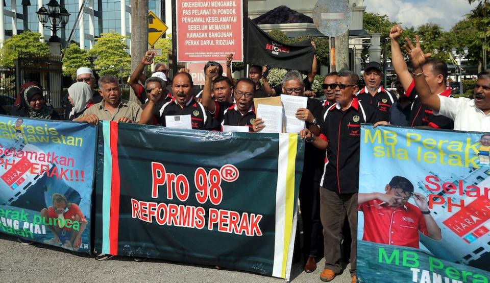 Pertubuhan Rangkaian Organisasi (PRO) 98 Reformis Perak calls for Mentri Besar Datuk Seri Ahmad Faizal Azumu’s resignation in Ipoh November 20, 2019. — Picture by Farhan Najib