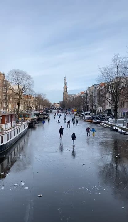 運河成了當地民眾遊玩的選擇。（圖／翻攝自evgeny_amsterdam IG）