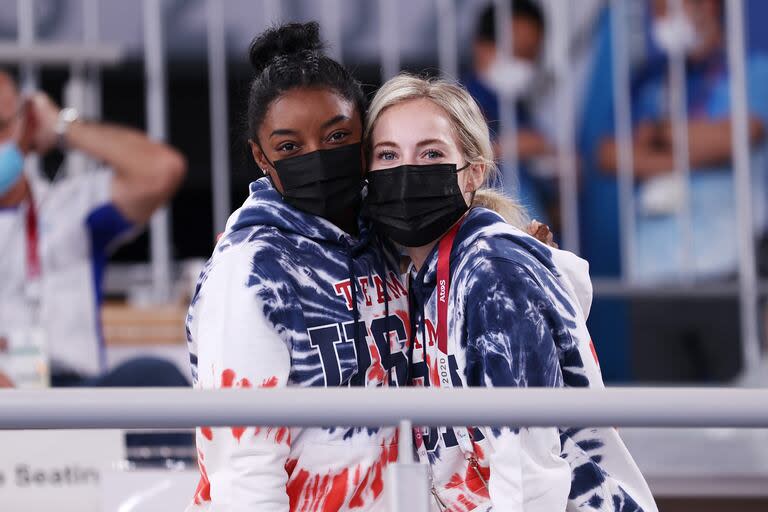 Skinner y Biles fueron compañeras del equipo de EE. UU. en los Juegos Olímpicos de Tokio 2020. La primera de ellas luego se retiró tras ganar una medalla de plata en salto. 