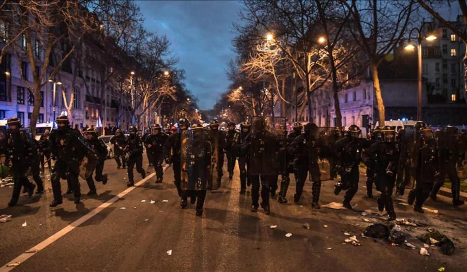 Fuerzas policiales durante un enfrentamiento con los manifestantes en Francia. Foto: Cortesía Agencia Anadolu.