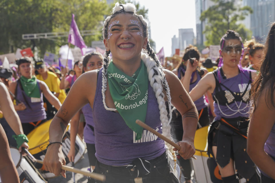 Una mujer tocando el tambor durante la marcha contra la violencia de género en el Día Internacional de la Mujer, en Ciudad de México, el viernes 8 de marzo de 2024. (AP Foto/Áurea del Rosario)