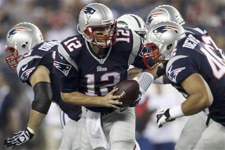 New England Patriots quarterback Tom Brady handles the ball in the first half against the New York Jets during their NFL AFC East football game in Foxborough, Massachusetts, September 12, 2013. REUTERS/Dominick Reuter