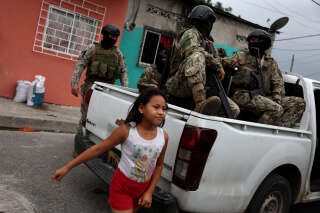 Des membres d’une milice patrouillent à Guayaquil (Équateur), le 15 janvier 2024. Le pays connaît en ce moment une vague de violence. . PHOTO IVAN ALVARADO/REUTERS