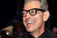 Jeff Goldblum ist mit 68 Jahren eigentlich im besten Rentenalter - und startet in Hollywood gerade nochmal durch: Zuletzt war er in den Blockbustern "Independence Day: Die Wiederkehr" und "Thor: Tag der Entscheidung" zu sehen, sprach außerdem eine Rolle im Wes-Anderson-Film "Isle of Dogs". (Bild: Getty Images)