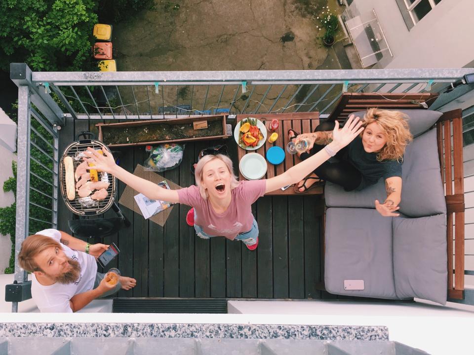 Wer auf dem Balkon grillen möchte, sollte zunächst in die Hausordnung und den Mietvertrag schauen. (Bild: Getty)