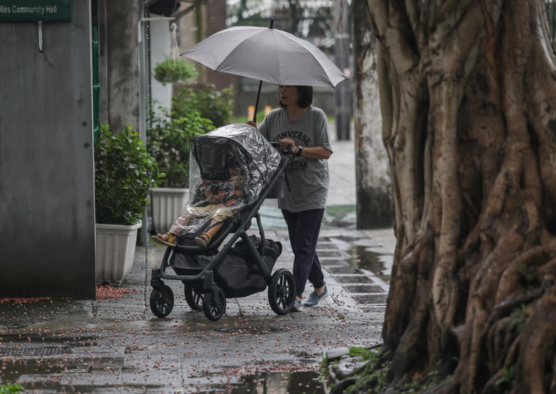 天氣不穩定  午後各地留意大雷雨（3） 氣象署預報，低壓帶影響，15日天氣不穩定，午後對 流發展旺盛，各地有局部短暫雷陣雨，有可能持續到 晚上。15日下午台北市信義區下起陣雨，家長帶孩子 外出，將嬰兒推車套上雨罩。 中央社記者裴禛攝  113年8月15日 