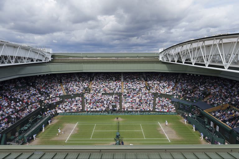 El court central de Wimbledon durante la final individual masculina de 2021, entre Novak Djokovic y Matteo Berrettini.