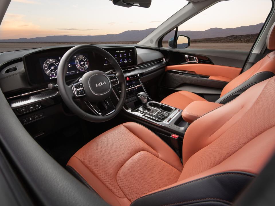 The Kia Carnival's brown and black interior.