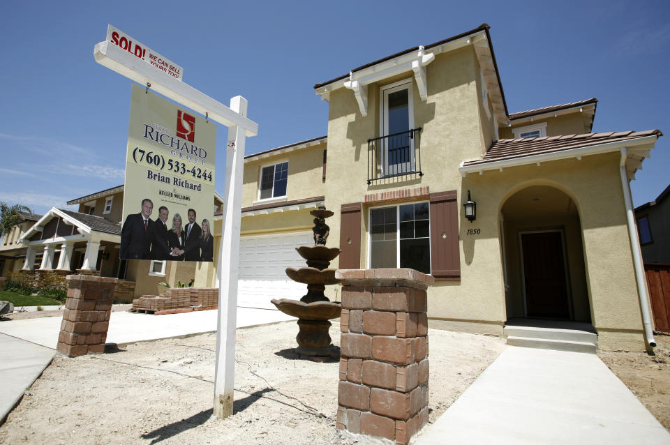 A newly sold home at a new housing subdivision is seen in San Marcos, California August 20, 2007. The economic contagion that started with a slump in U.S. home prices as spread throughout the financial sector due to default rates on risky subprime mortgages.  REUTERS/Mike Blake (UNITED STATES)