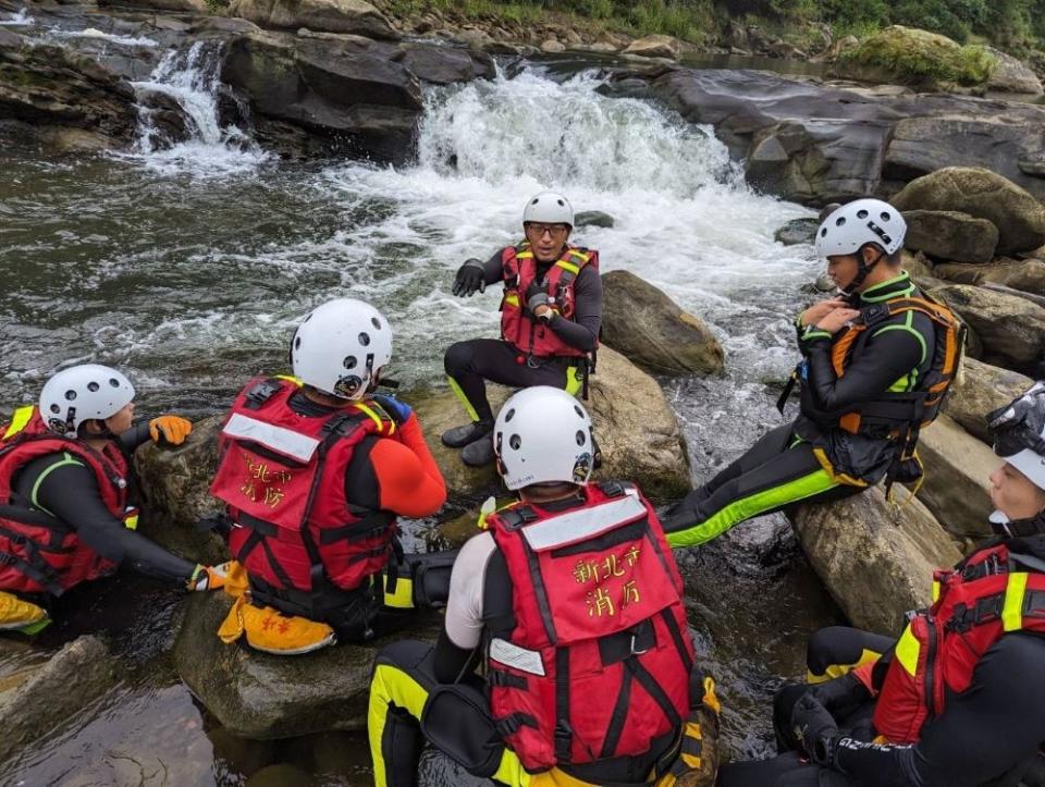 《圖說》新北市消防特搜大隊秀峰分隊在瑞芳區基隆河流域辦理急流救援訓練。〈特搜大隊提供〉