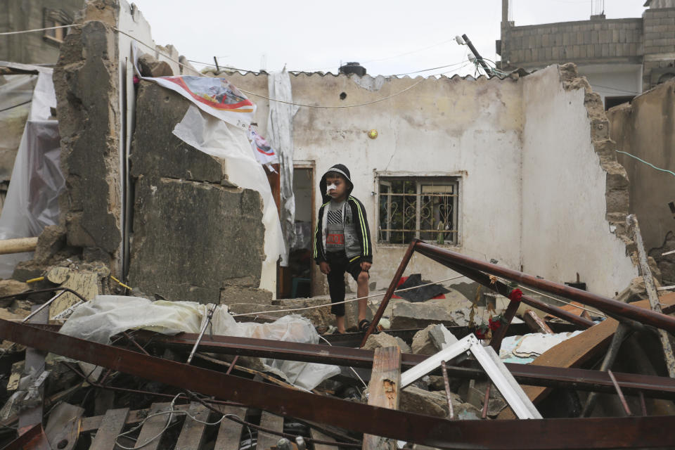 Un niño palestino está parado entre las ruinas que dejaron los ataques aéreos israelíes, el miércoles 15 de noviembre de 2023, en Rafah, Franja de Gaza. (AP Foto/Hatem Ali)