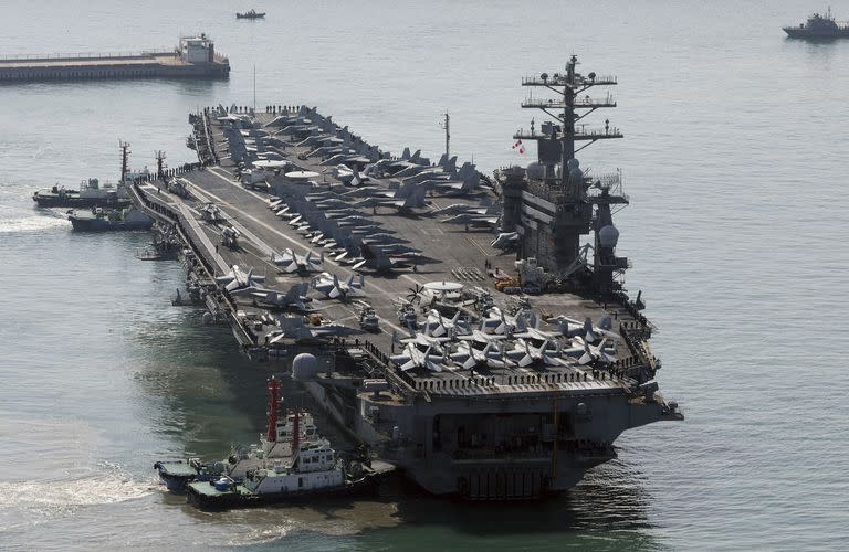 El portaaviones de propulsión nuclear USS Nimitz es escoltado a su llegada a Busan, Corea del Sur, el martes 28 de marzo de 2023.