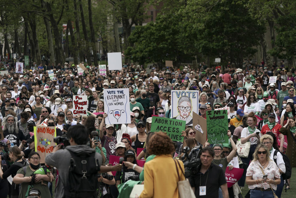 Manifestantes se congregan en Cadman Plaza, en Brooklyn, Nueva York, en una protesta en favor de los derechos al aborto, el 14 de mayo del 2022. (AP Foto/Jeenah Moon)