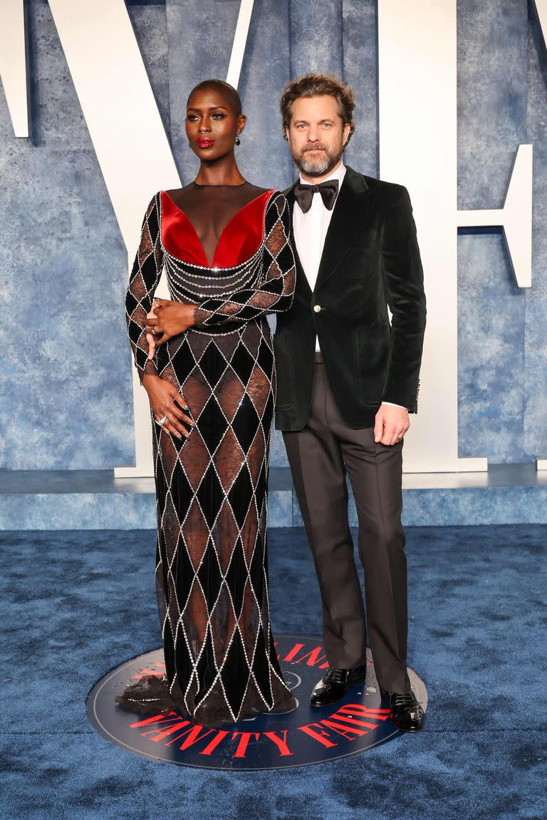 Jodie Turner-Smith con un impactante vestido junto a Joshua Jackson 