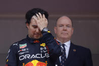 <p>Checo Pérez con el príncipe Alberto tras hacerse con el Gran Premio de Mónaco de la Fórmula 1/ REUTERS/Christian Hartmann</p> 