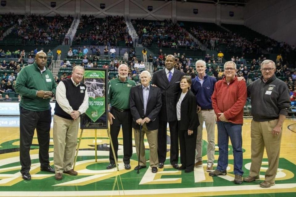 Lee Rose’s UNC Charlotte Final Four team from 1977 was honored during a game in 2017. Rose, holding a cane, stood next to the team’s star, Cedric “Cornbread” Maxwell.