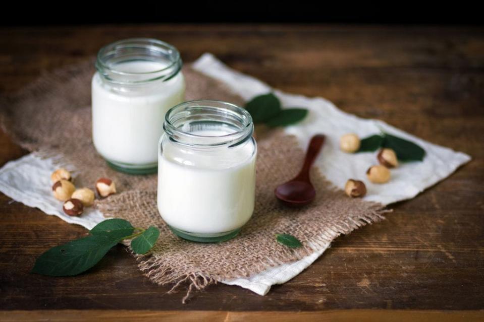 Imagen de dos tazas de yogur casero