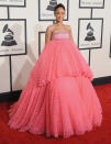 <p>"Llevo un vestido de Giambattista Valli. Lo vi en Internet y me enamoré", contó Rihanna sobre este acertado look. La cantante nos conquistó con este inolvidable modelito rosa en una ceremonia celebrada el 8 de febrero de 2015. (Foto: Jon Kopaloff / Getty Images)</p> 