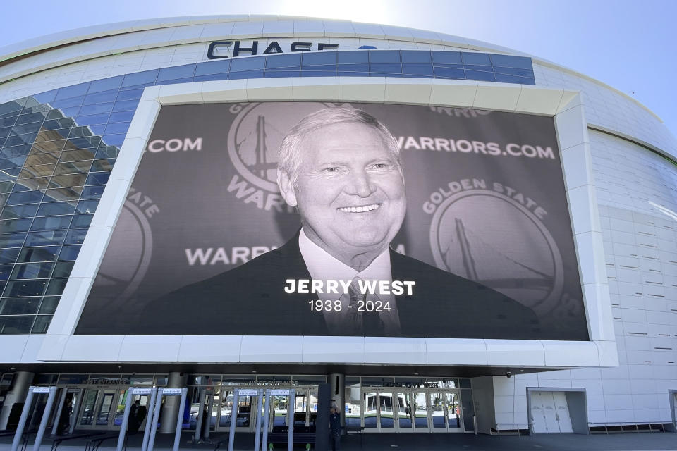 Una imagen de Jerry West fue colocada en el Chase Center, casa de los Golden State Warriors, equipo con el que el Logo colaboró para conformar la dinastñia másreciente en la NBA. (AP Foto/Haven Daley)