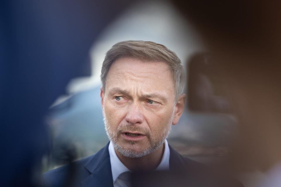 Geht es nach Finanzminister Christian Lindner (FDP), greift der lange Arm des deutschen Fiskus bald auch im Ausland lebenden und arbeitenden Deutschen zu.  - Copyright: picture alliance/dpa/Hannes P Albert