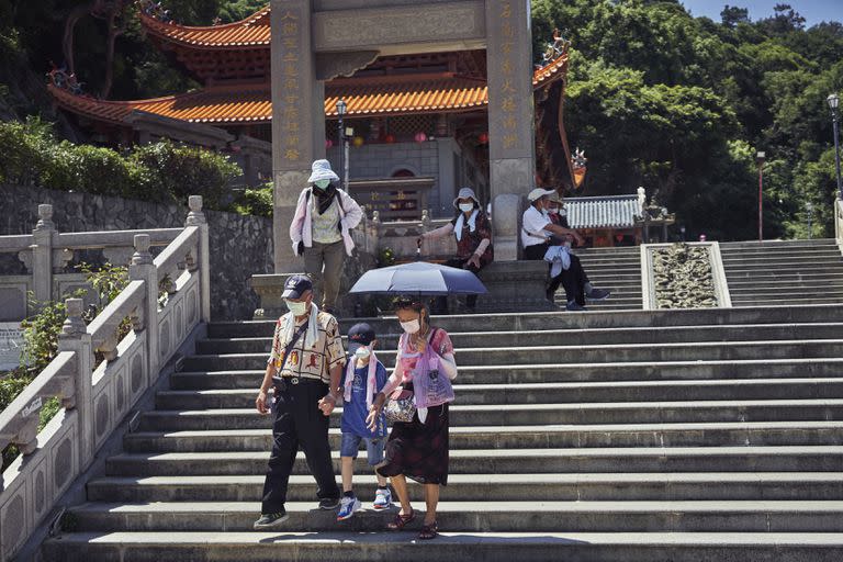 Turistas en un templo de las islas Matsu de Taiwán, un archipiélago cercano a la China continental, el 4 de agosto de 2022.