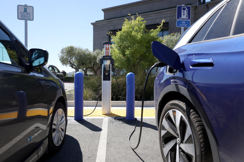 Autos eléctricos Nissan y Volkswagen estacionados en una estación de carga Charge Point EV el 28 de julio de 2023 en Corte Madera, California. (Foto de Justin Sullivan/Getty Images)