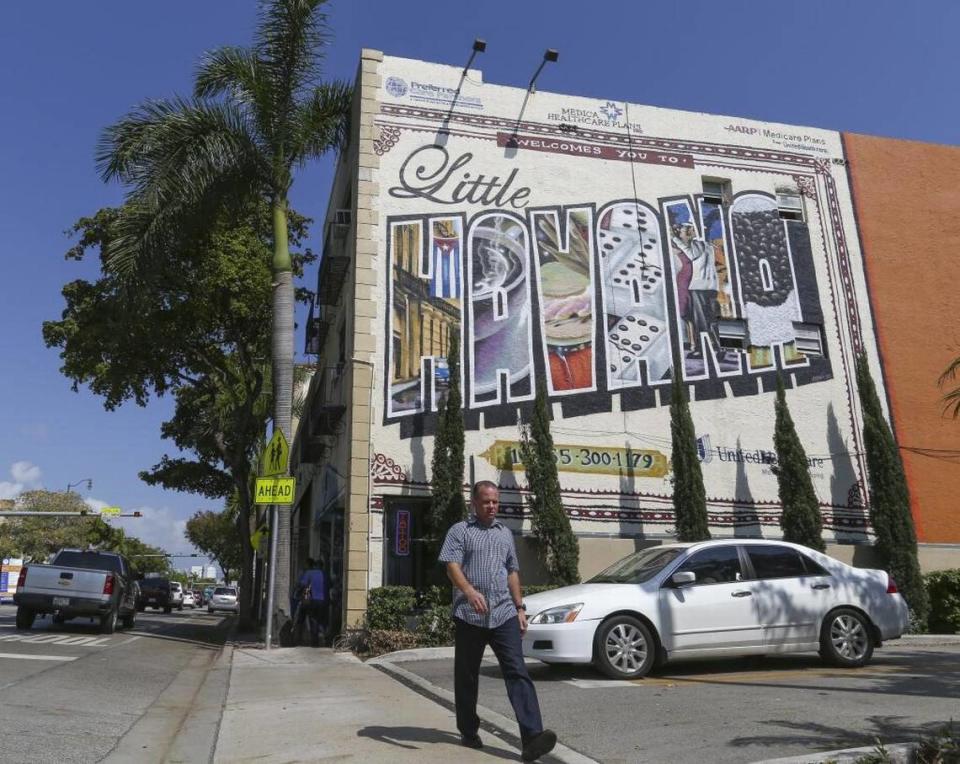 La Pequeña Habana tiene un alquiler promedio de $3,000 al mes para el típico alquiler de 1,135 pies cuadrados en la zona. Es comparable a algunos de los mercados de alquiler más caros del Condado Miami-Dade. Arriba: Un peatón pasa junto a un mural de La Pequeña Habana en SW 8 St., también conocida como Calle Ocho.