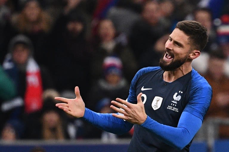 <p>Olivier Giroud célèbre son but avec le public du Stade de France. Il s’agit de la 33e réalisation en Bleu de l’attaquant de Chelsea. Il n’est plus qu’à une longueur d’un certain… David Trezeguet ! (crédit AFP) </p>