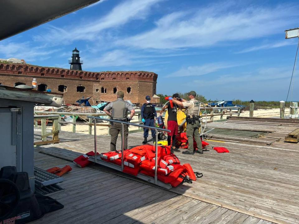 Un total de 337 cubanos que se encontraban en el parque nacional Dry Tortugas fueron enviados el 5 de enero a Cayo Hueso, Florida, en un barco de los guardacostas.